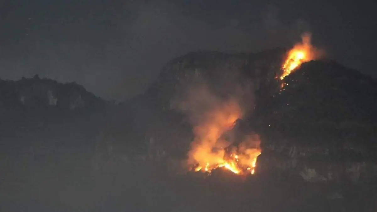 n incendio forestal, se mantiene afectando la zona conocida como La peña